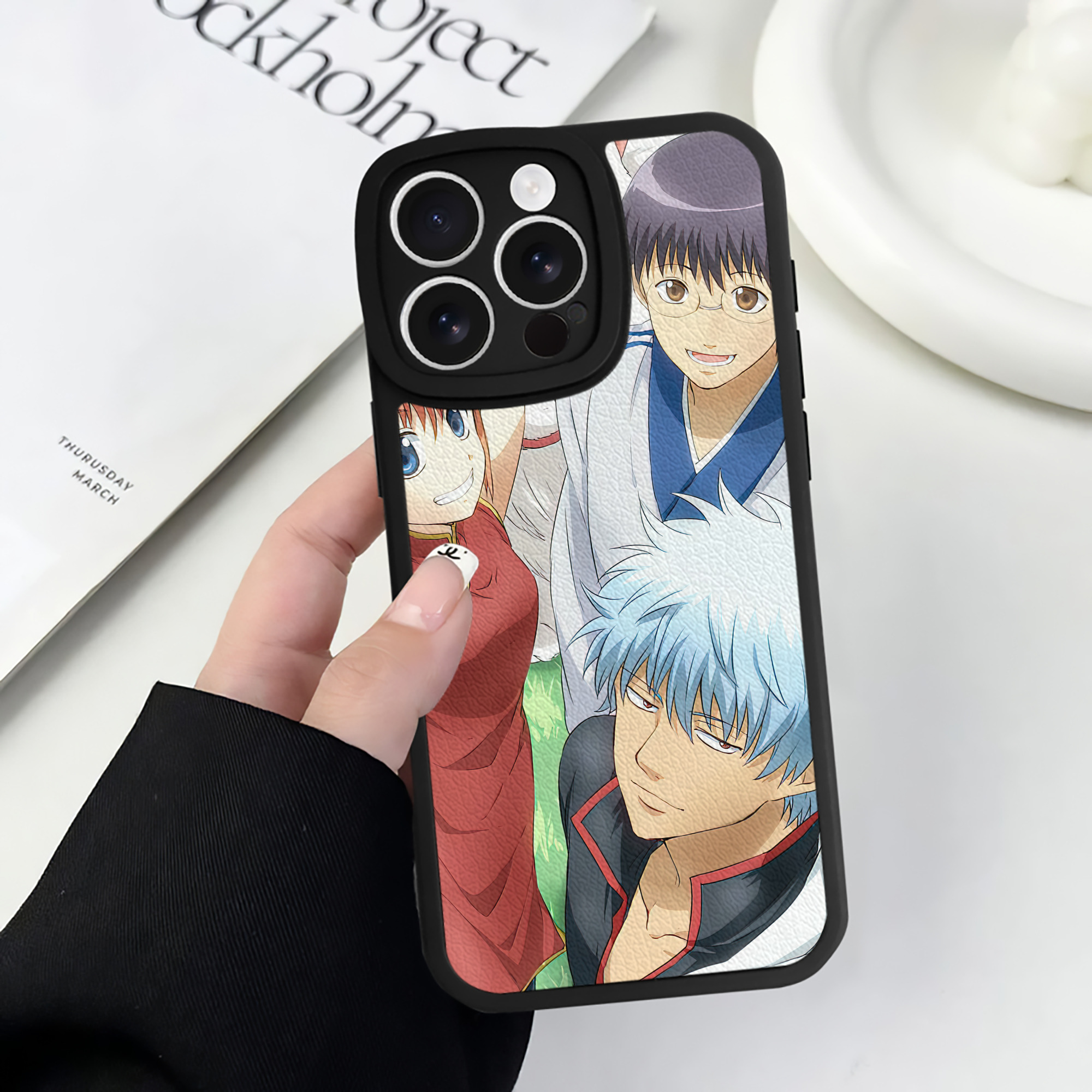 （画像用） ぎんたま 坂田銀時（さかたぎんとき） 神楽 志村新八（しむら しんぱち） GINTAMA Sakata Gintoki Kagura Shimura Shinpachi 【iPhone 16シリーズ対応】シリコンスマホケース（レザー調） 材質：シリコン
